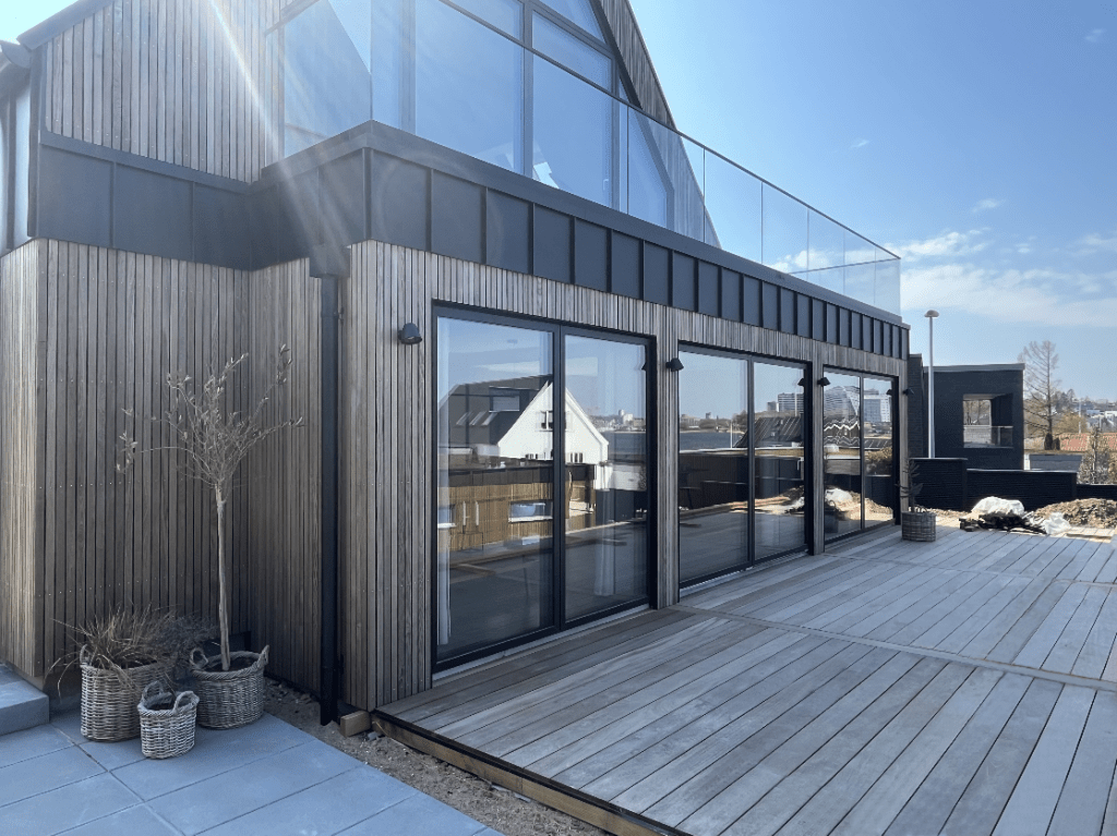 Ombyg til moderne tidsløs arkitektur, cedertræ, zinkbeklædning