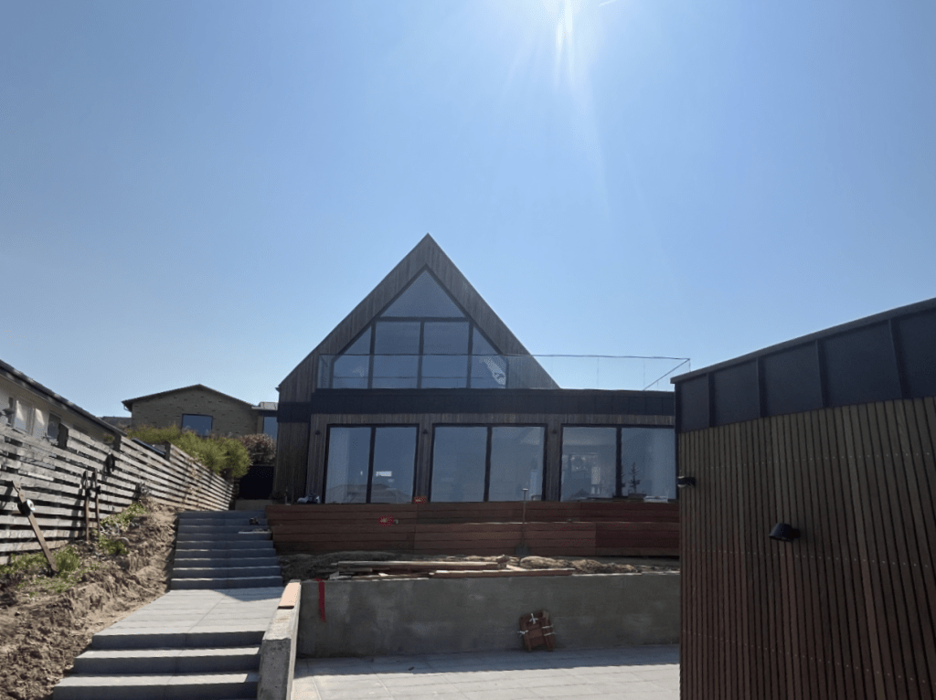 Ombyg til moderne tidsløs arkitektur facader beklædt med cedertræ